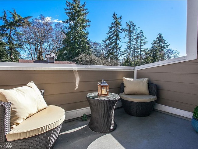 Building Photo - Nice Spacious Bainbridge Condo in heart of downtonw Unit Madrone Village 201