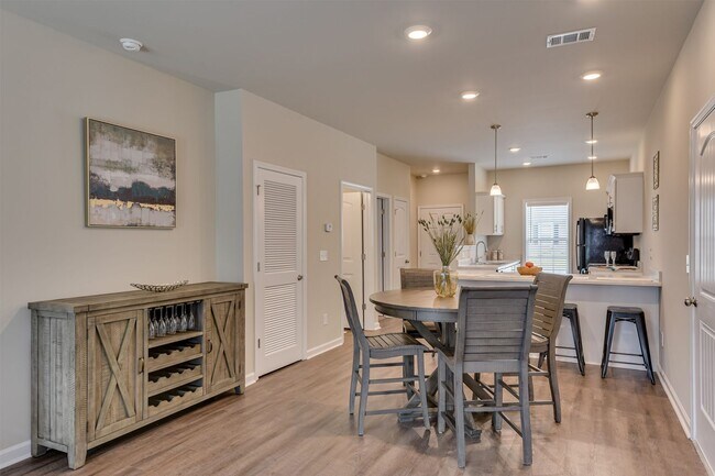 Photo - The Vista Apartments & Townhomes