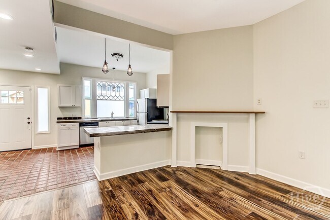 Photo - 307 W Henry St