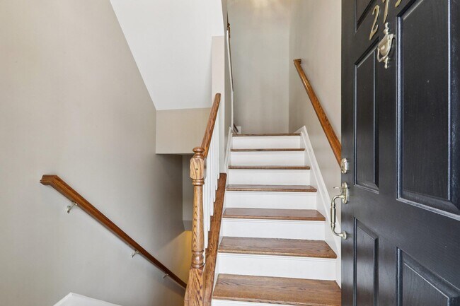 Photo - 273 Roslyn Ct