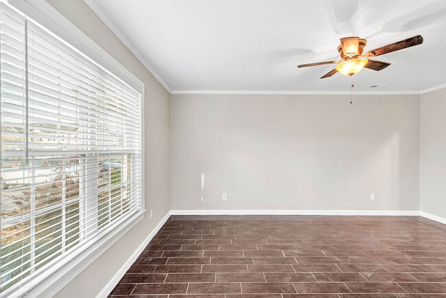 Photo - 300 Streamwood Dr
