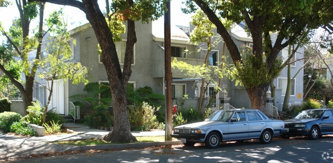 Oakland Gardens Apartments - 400-420 N. Oakland Ave