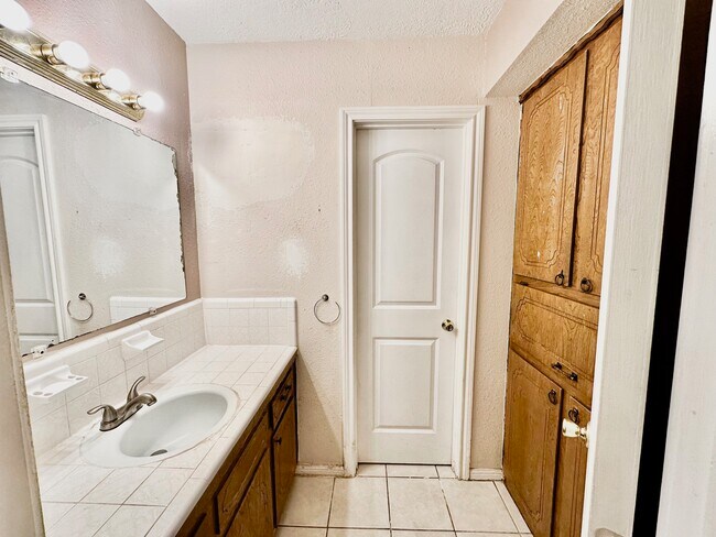 Photo - 320 S Avenue F