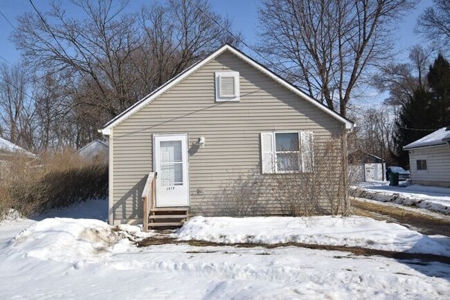 Building Photo - Mishawaka North-east 2 bedroom and 1 bath home on a large lot