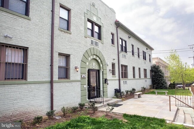 Building Photo - 315 Evarts St NE Unit 107