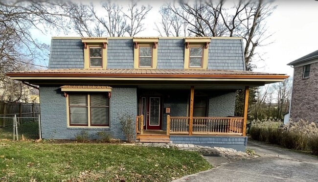 Building Photo - Charming 4 Bedroom Home in Downtown Shelbyville – Prime Location & Classic Comfort