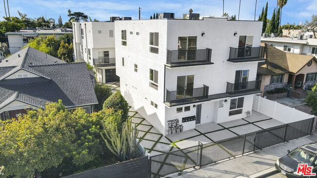 Photo - 5438 Romaine St