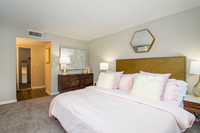 Del Oro Apartment Homes