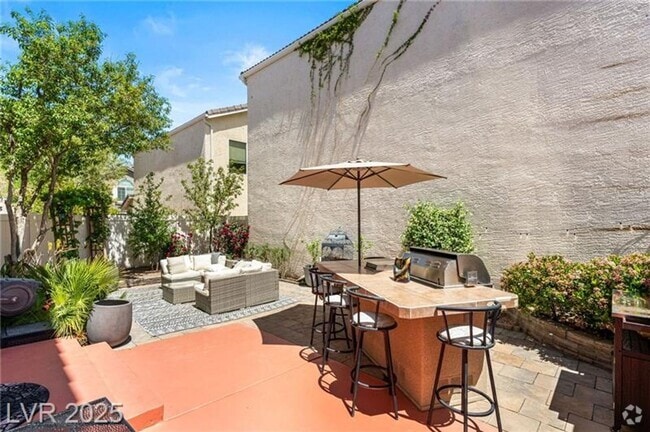 Building Photo - 3 BEDROOM HOME IN GATED COMMUNITY!