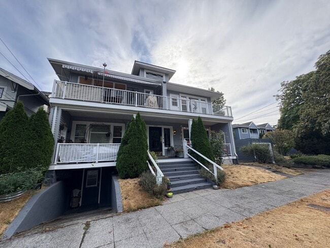 Building Photo - 1420 Warren Ave N Unit D