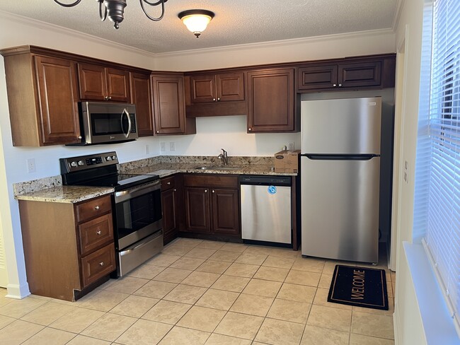 New appliances! - 1416 Camp Rd Casa Adosada