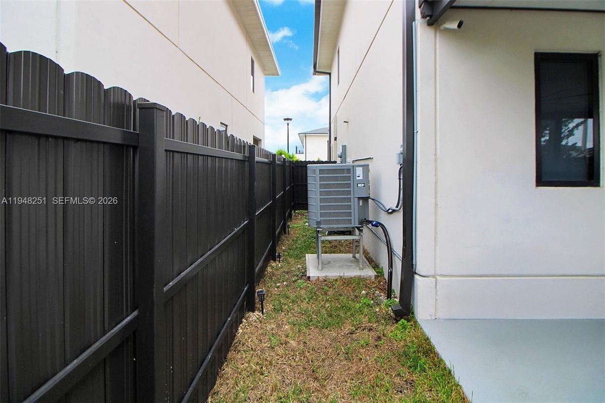 Photo - 320 NW 13th Ct