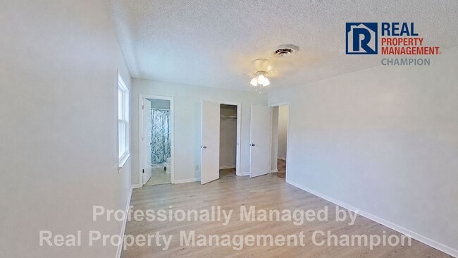 Photo - 301 Dennis Rd