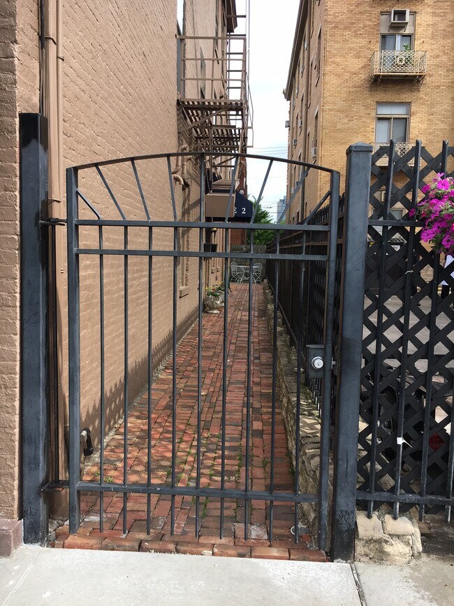 Building Photo - 130 Park Pl Unit 2nd floor