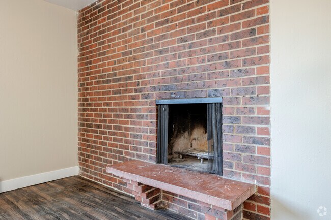 1BR, 1BA - 490SF - Fireplace