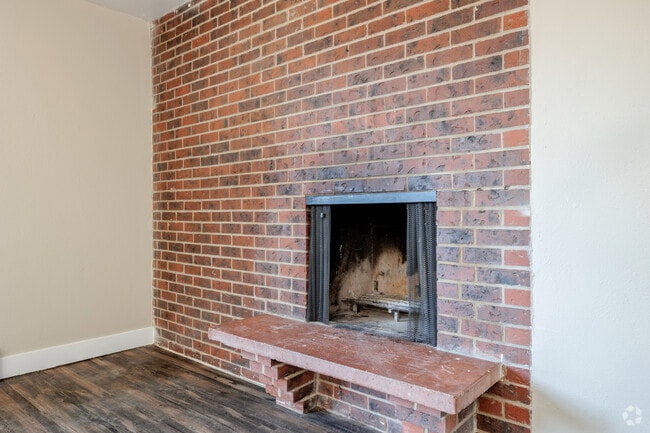 1BR, 1BA - 490SF - Fireplace - The Flats on Quebec