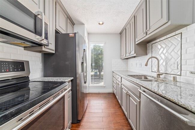 Building Photo - 2300 Augusta Dr Unit 24