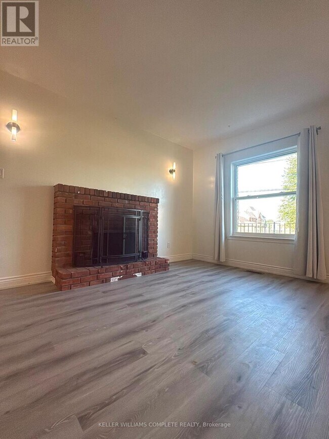 Photo - 2 - 4687 FIRST AVENUE Unit 2