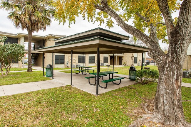 Building Photo - 615 S F St