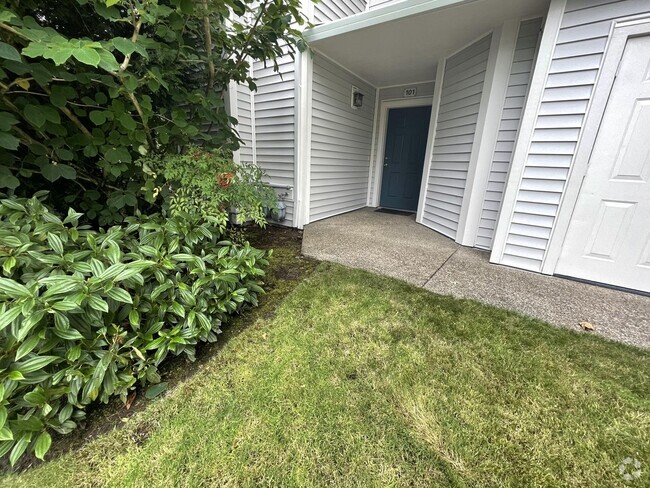 Building Photo - 2bed 2bath home with open and bright floor...