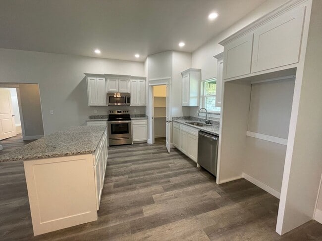 Photo - Spacious 4/2 Located for Convenience