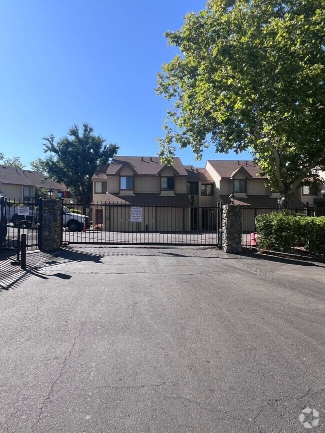 Building Photo - NICE UPDATED CONDO IN ROLLINGWOOD POINTE!! Unit 50