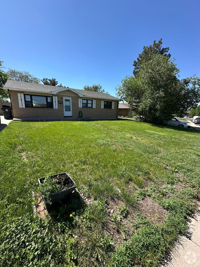 Building Photo - 3 BEDROOM, PLUS 2 BONUS ROOMS, 3 BATHROOM ... Rental