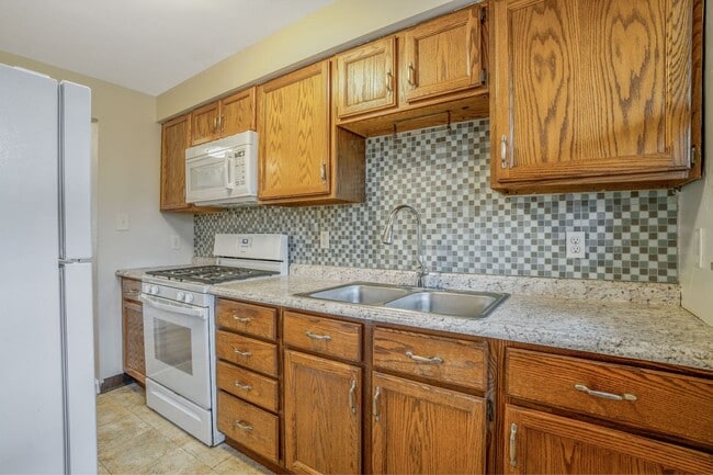 Photo - Updated 1 Bedroom with Deck and Garage space! Unit 184 Apt 2