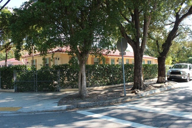 Photo - 6855 NE 5th Ave Unidad A