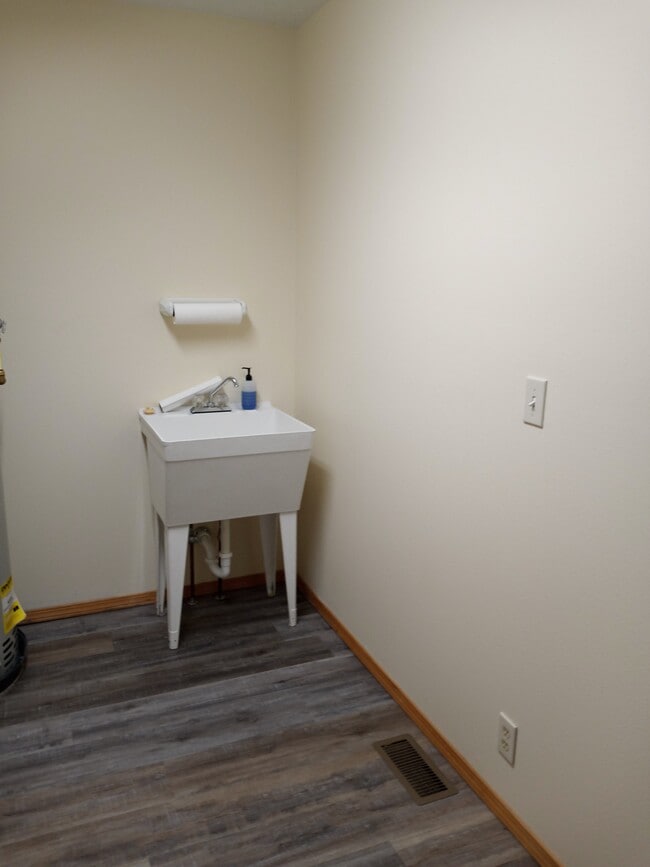 utility sink in laudry room - 1605 Cedar St
