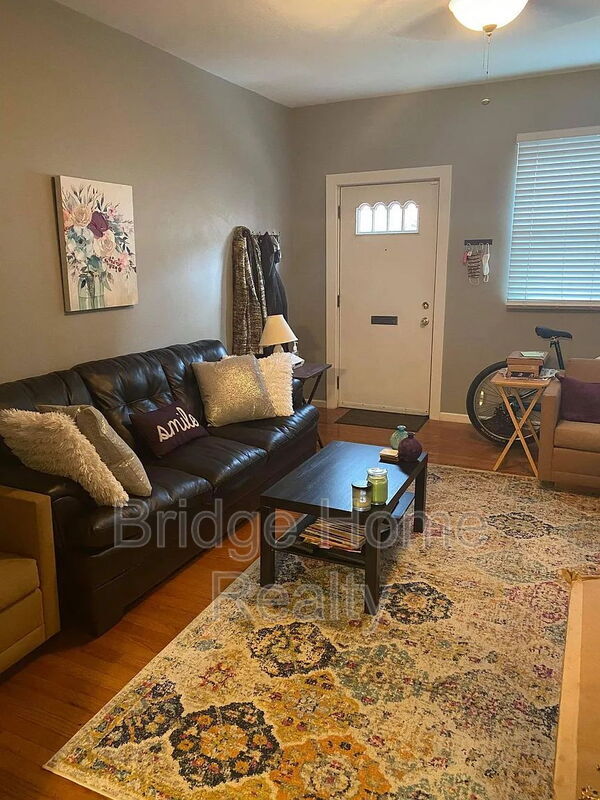 Photo - 1709 Sarah St