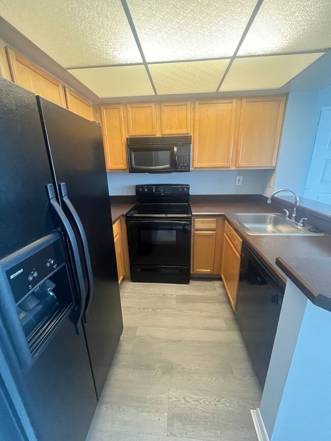 Building Photo - ONE BEDROOM ONE BATHROOM WITH LAKEVIEW!!! Unit 34