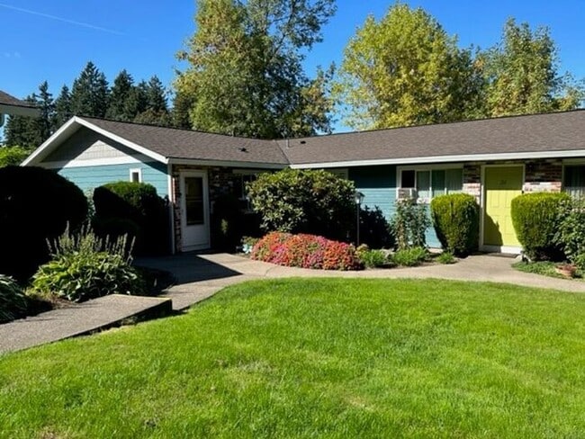 Building Photo - 3 bedroom, single level, with HUGE private yard!