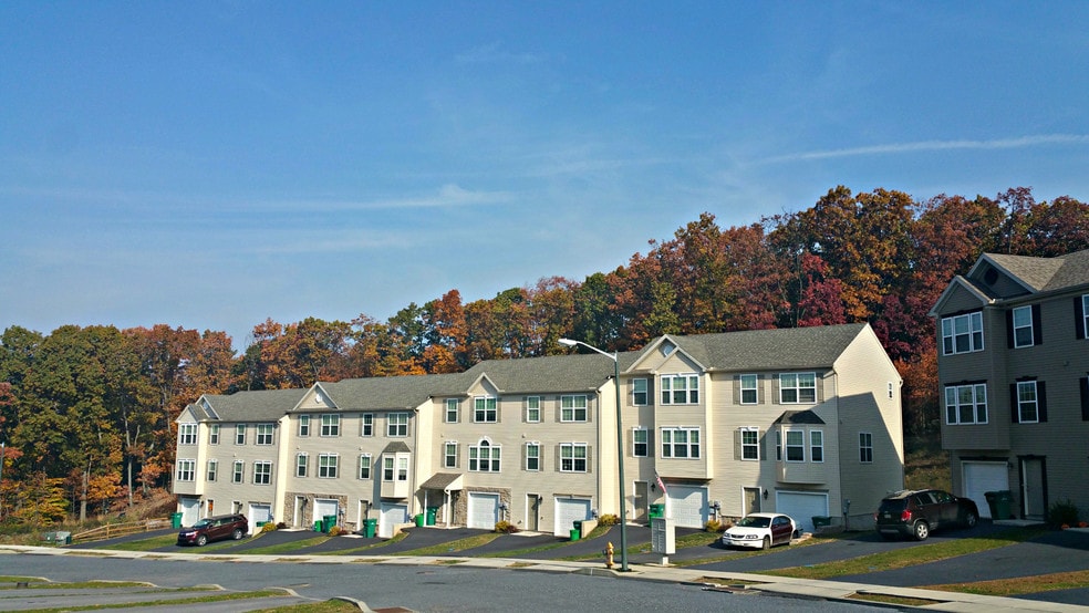 Exterior of Sunpointe Townhomes