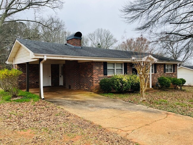 Photo - Charming 3-bedroom, 1.5-bath brick ranch situated on a large private lot in Carrollton! Must see!