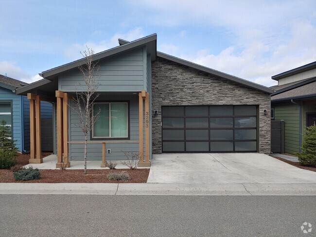 Building Photo - Beautiful Low Maintenance Home in Gated Co...