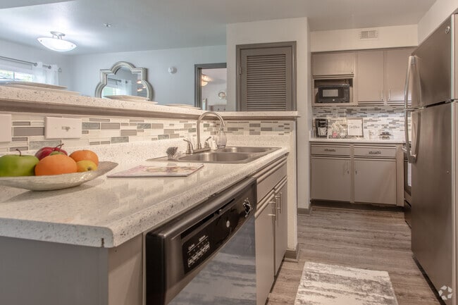 2 BR, 2 BA - 1140 SF