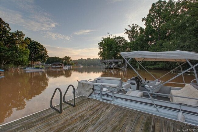 Building Photo - 800 Edgewater Dr Unit apartment