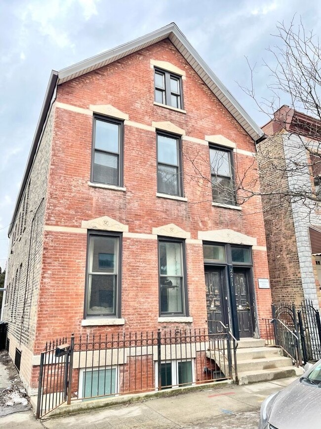Building Photo - 2211 W Armitage Ave Unit G Rental