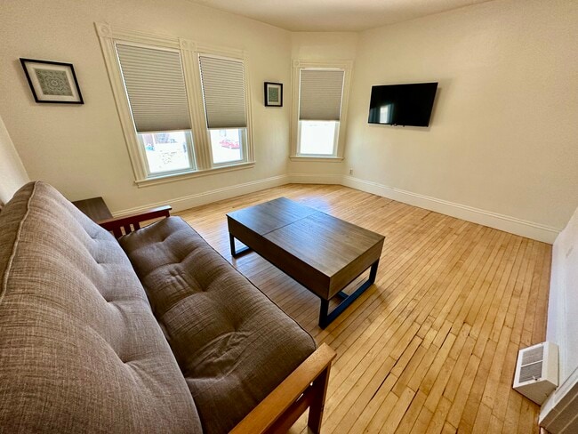 Building Photo - 40 Silver St Unit 2