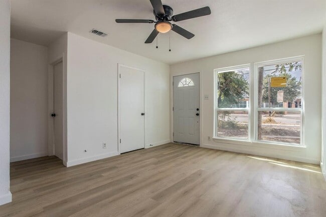 Photo - 415 W Hutchins Pl