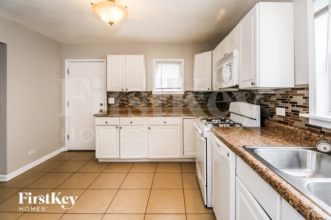 Photo - 18722 Hamlin Ave