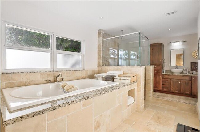 Photo - 835 Canary Walk