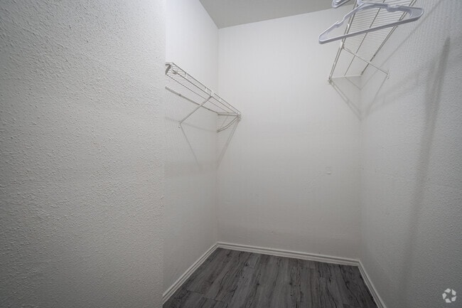 1BR, 1BA - 650SF - Closet - Green Tree Place
