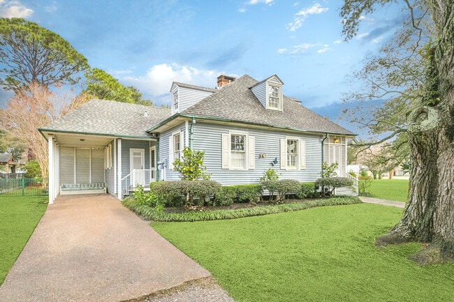 Photo - 523 Turquoise St