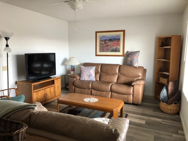 Building Photo - Check out this cozy long term UNFURNISHED freshly painted gem! In Leisure World a 45+ Active Adul...
