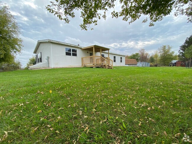 Building Photo - Hill Top Country Home