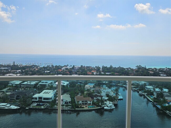 Building Photo - 20201 E Country Club Dr Unit 2409