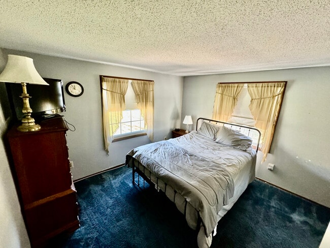 Photo - 20 Hazlett Ln