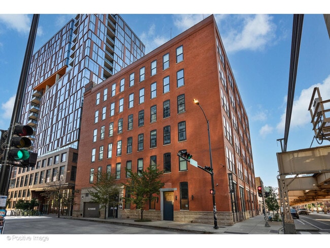 Building Photo - 1101 W Lake St Unit 3D